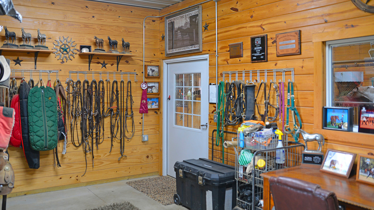 /sites/greatlakespolebarns.com/assets/images/Equine_Buildings/Equine_Storage.jpg